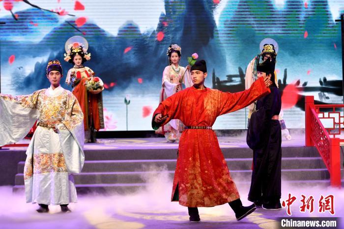 图为汉服展示。中新网记者 吕明 摄