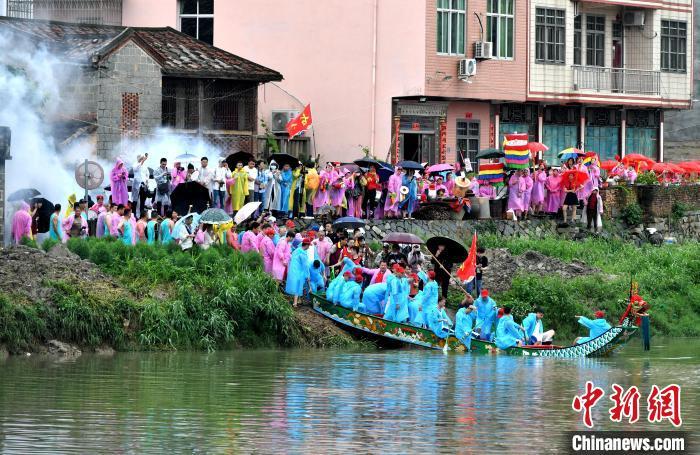 图为龙舟下水仪式在枫慈溪上举行。　吕明 摄