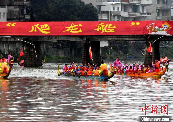 6月6日，2024年端午莆田“爬龙船”民俗赛事活动月启动仪式暨仙游县枫亭镇第五届端午文化节在枫亭镇举行。　吕明 摄