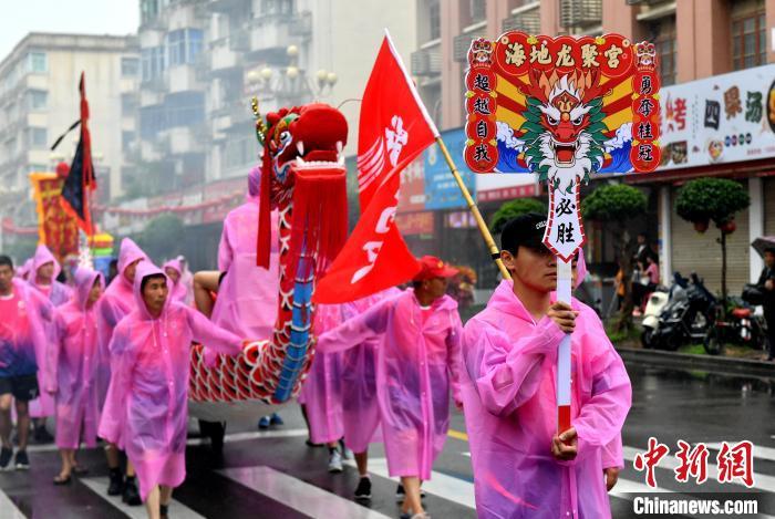 6月6日，枫亭镇锣鼓喧天，由龙舟花车、端午游唱、“状元”跨马巡街、龙虎旗、霞桥传统红绿龙舟及各村龙舟运动员方阵等组成的踩街队伍浩浩汤汤。　吕明 摄