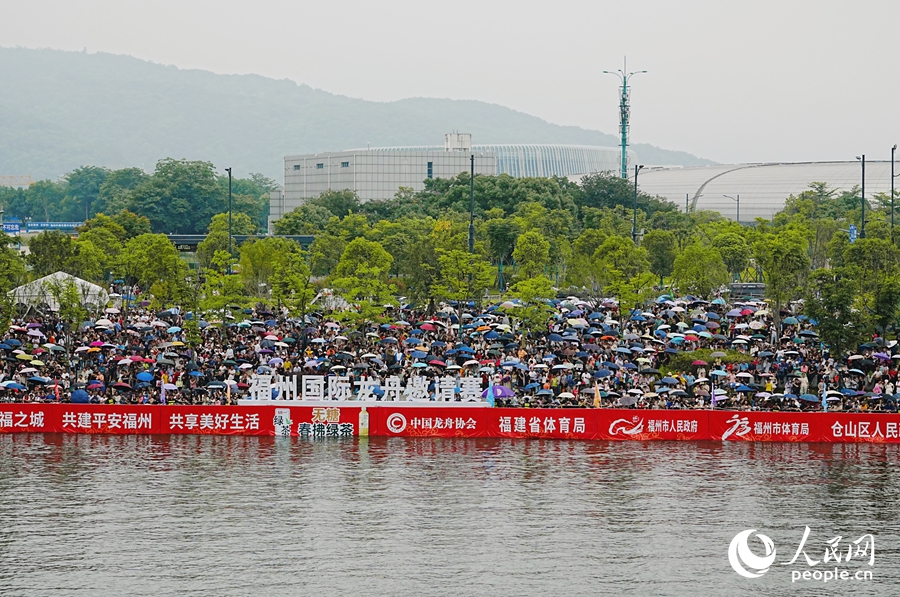 端午佳节,福州国际龙舟邀请赛现场观众人山人海。实习生薛慧摄