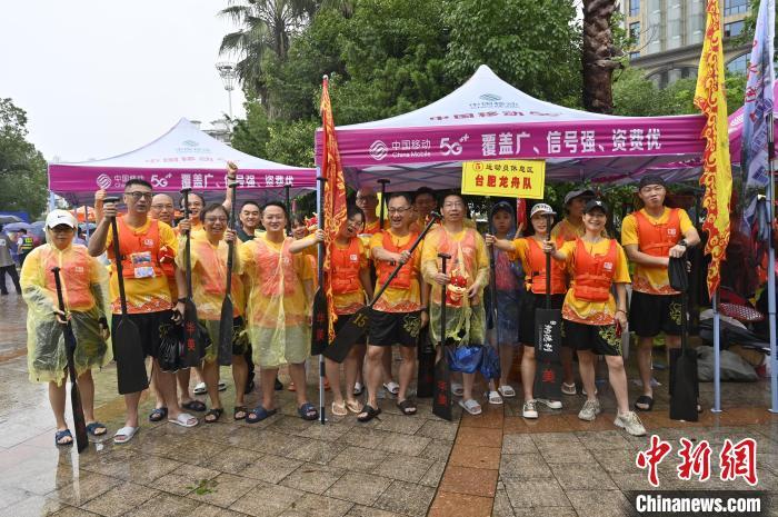 图为台胞龙舟队。张凌欣摄