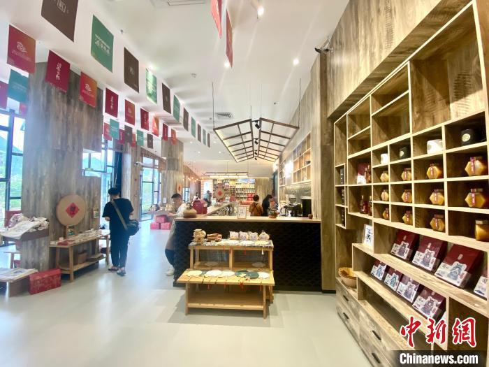 6月18日，双溪镇的屏南有礼展示馆吸引游人徜徉其间。　中新社记者 叶茂 摄