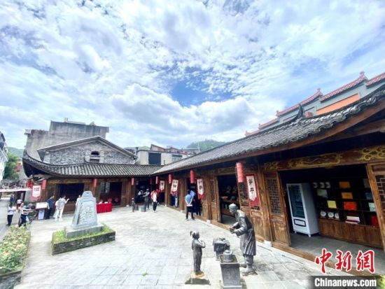 富溪村的诚信广场上，开设有农特产品展示销售馆。该展馆无人值守，游客自行扫码付款，弘扬诚信文化。中新网记者 叶茂 摄