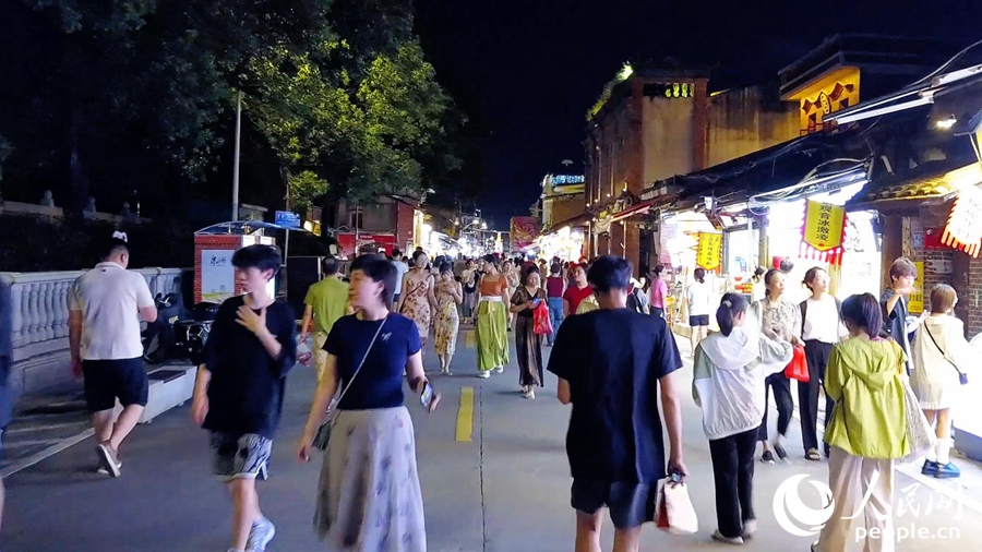 非节假日的夜晚，泉州西街依然游人如织。人民网记者 兰志飞摄