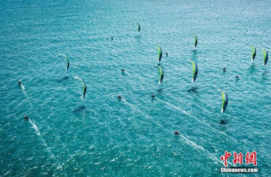 7月2日，福建平潭，空中俯瞰风筝板比赛。(无人机照片)中新社记者 王东明 摄