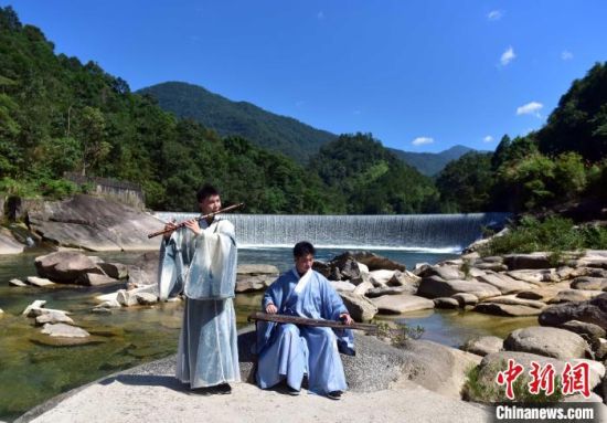 图为武夷山国家公园新晋网红打卡点月亮湾现场国风表演吸引游客。中新社记者 张丽君 摄