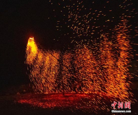 　“火凤凰”是巴地畲家传承至今的特色民俗活动。邱仰左摄