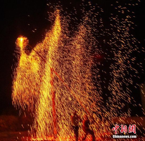 　夜空中，一只“火凤凰”若隐若现。邱仰左摄
