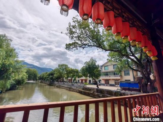 图为五一村的大陶溪穿村而过。　雷朝良 摄