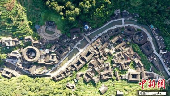 图为有着“太极水乡”美誉的塔下村中，S形河流及其两岸的土楼构成一幅美妙的太极图案。　(塔下村供图)