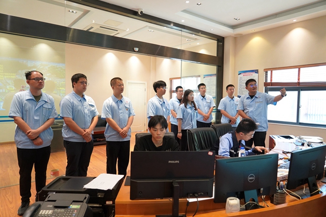 本岛管理所相关负责人为新员工讲解筼筜湖截流防汛设施运行情况。厦门市市政环科公司供图
