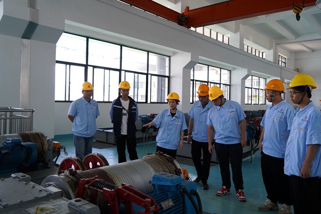老员工为新员工们介绍筼筜湖第二排洪泵站设备。厦门市市政环科公司供图