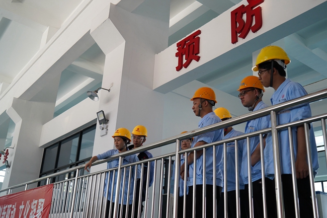 新员工们参观筼筜湖第二排洪泵站中控室。厦门市市政环科公司供图