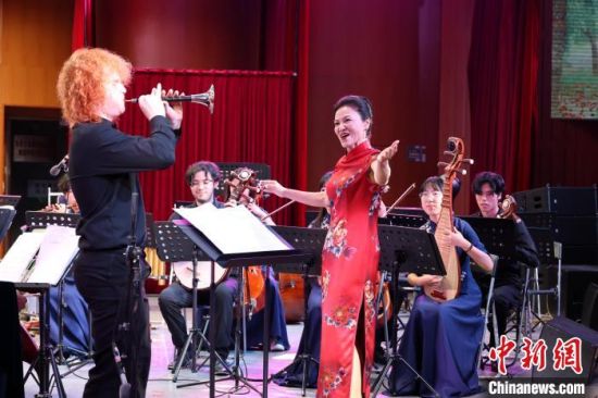 7月13日晚，美国中田纳西州立大学中国音乐文化中心主任韩梅携手学生演奏中国北方民歌小合奏《打枣》。　吴江辉 摄