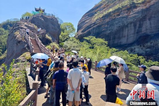 8月5日，游客参观福建连城冠豸山风景区。中新社记者 王东明 摄