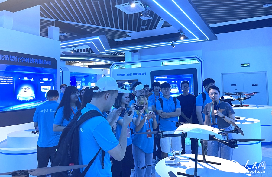 两岸学子参观福州无人机（系统）孵化器。人民网记者 陈蓝燕摄