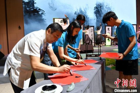 图为开营仪式上，营员们上台学写“福”字，感受中华汉字深厚的文化底蕴。　中新网记者 吕明 摄