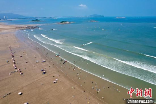 8月29日，空中航拍福建平潭美丽的龙王头海滨浴场。（无人机照片）中新社记者 王东明 摄