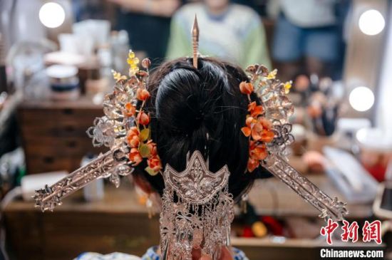 图为改良后的“三条簪”妆造。李南轩 摄