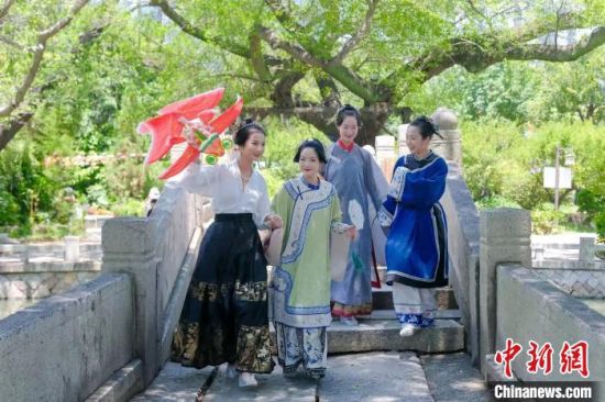 越来越多人身着汉服、头戴“三条簪”，款款穿梭在福州古色古香的巷弄间。锦华阁 供图