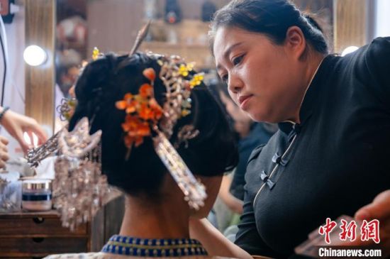 “80后”汉服妆造师黄秋辉正进行“三条簪”妆造。图为改良后的“三条簪”妆造。李南轩 摄