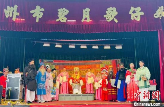 图为漳州市龙文区碧月芗剧团在金门演出。碧月芗剧团供图