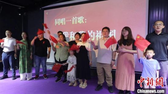 图为活动现场，两岸婚姻家庭同唱一首歌。漳州市妇联供图