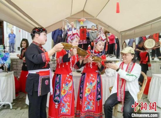 畲族敬酒表演。 林心棋 摄 畲族敬酒表演。 林心棋 摄