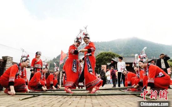 畲族竹竿舞。 林炟 摄 畲族竹竿舞。 林炟 摄