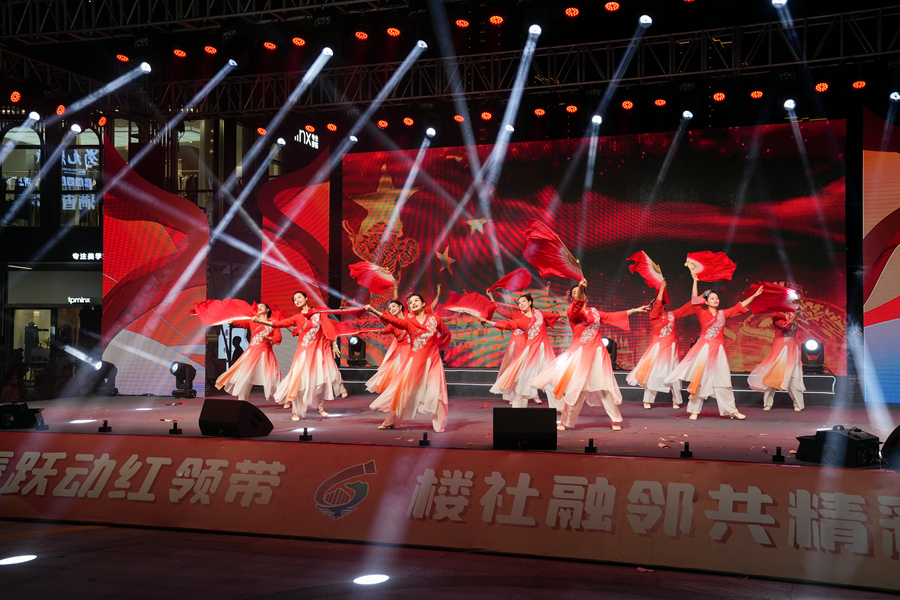 10月13日晚，龙文区举办主题为“青春跃动红领带 楼社融邻共精彩”的楼宇党建邻里节活动。龙文区融媒体中心供图