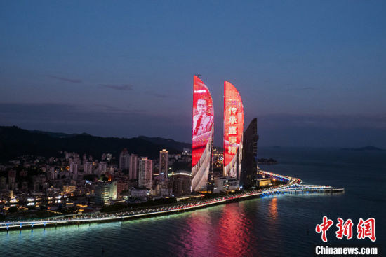 10月20日晚，福建厦门多栋地标性建筑陆续亮灯，开启“弘扬嘉庚精神 共圆民族复兴之梦”亮灯活动。中新社发 厦门广电 供图