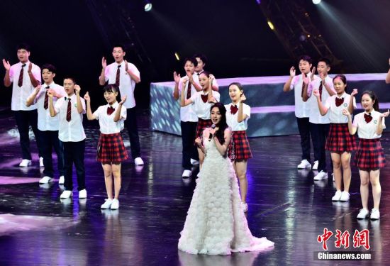 图为演员林博洋在开幕式上演唱歌曲《梦想清单》。中新社记者 张斌 摄
