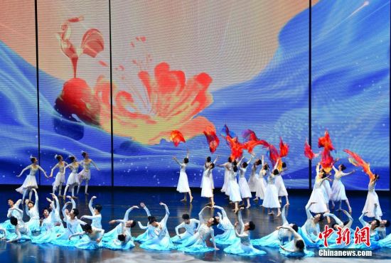 图为开幕式上的文艺演出。中新社记者 张斌 摄