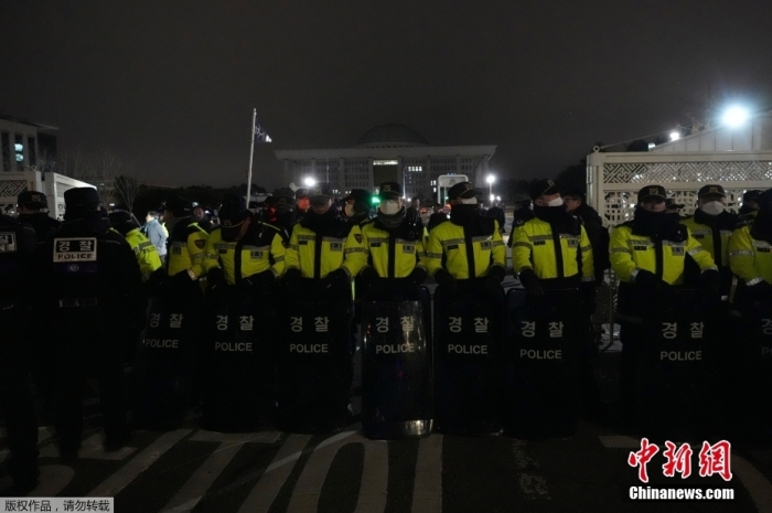当地时间12月3日援引韩国总统府消息报道，韩国总统尹锡悦3日晚在首尔龙山总统府发表紧急谈话，发布紧急戒严令。随后大批民众聚集，要求进入国会，要求尹锡悦撤回戒严令。
报道称，尹锡悦宣布实施紧急戒严是为铲除“从北势力”，捍卫“自由宪政秩序”。报道还称，韩国国防部当天下午召开全军主要指挥官会议，指示全军强化紧急警戒及应对态势。图为现场画面。