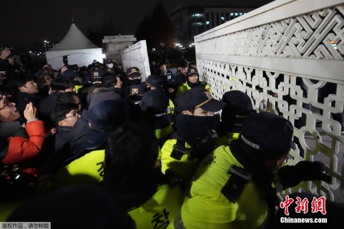 韩国总统尹锡悦12月3日晚在首尔龙山总统府发表紧急谈话，发布紧急戒严令。随后大批民众聚集，要求进入国会，要求尹锡悦撤回戒严令。
图为现场画面。