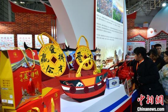 图为泉州馆内的文创品吸引参观者。中新社记者 吕明 摄