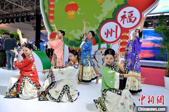 图为福州“三条簪”妆束展示。中新社记者 吕明 摄