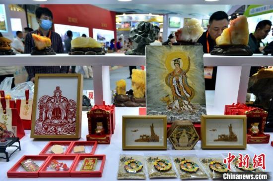 图为妈祖文创品吸引参观者。中新社记者 吕明 摄