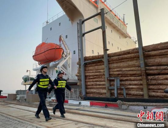 莆田出入境边防检查站移民管理警察正在监护靠泊在福建莆田秀屿港口6号泊位的巴拿马籍“桑迪湾”轮。莆田出入境边防检查站 供图