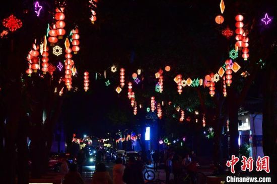 1月21日晚，春节日渐临近，福州街头各式彩灯将街道装饰一新，洋溢着浓浓的节日气氛。中新社记者 张斌 摄