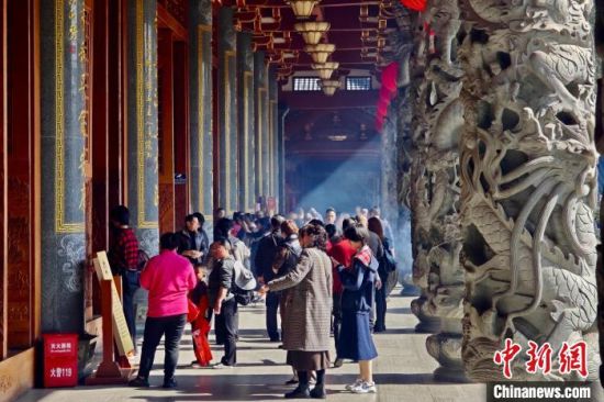 2月1日，民众参观旗山万佛寺。中新社记者 王东明 摄