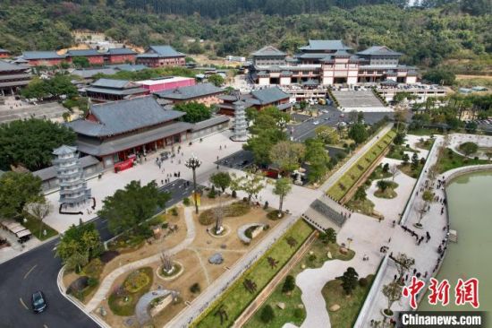 2月1日，俯瞰旗山万佛寺。春节假期，福州旗山万佛寺吸引大批市民和游客前来游玩。(无人机照片)中新社记者 王东明 摄