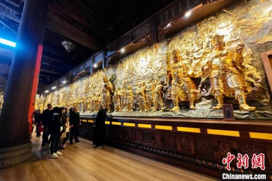2月1日，民众参观旗山万佛寺里的万佛雕塑。中新社记者 王东明 摄
