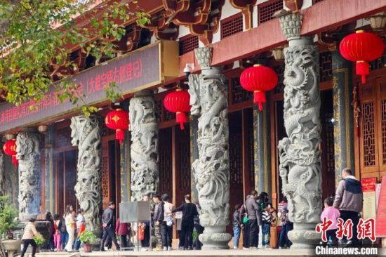 2月1日，民众参观旗山万佛寺大雄宝殿。中新社记者 王东明 摄