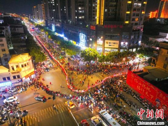 2月5日晚，以“蛇舞杭城·非遗民俗邀你过大年”为主题的南阳花灯在上杭城区巡游精彩上演，为蛇年春节增添了浓厚的节日氛围。上杭县融媒体中心供图