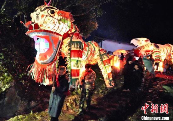 图为2月6日晚，福建省龙岩市新罗区万安镇竹贯村举行花灯巡游活动。　章宸睿 摄