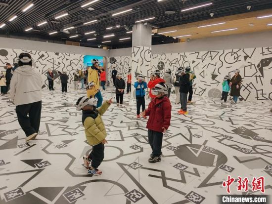 2月2日，福建博物院推出的XR大空间沉浸体验展，吸引众多小朋友前往体验。(福建博物院供图)