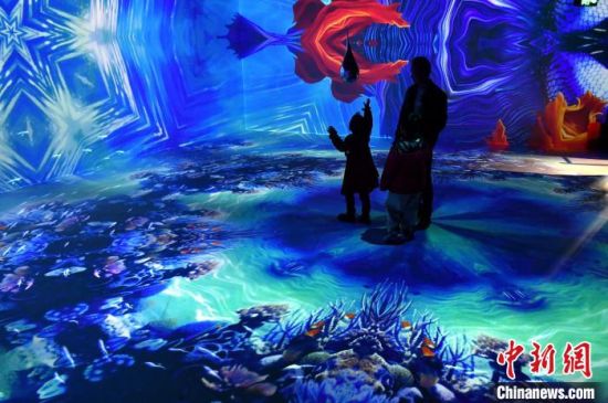 2月4日，“无限之海——沉浸式AI数字艺术展(福州站)”在福建福州市三坊七巷历史文化街区举行，前来体验的游客络绎不绝。中新社记者 吕明 摄