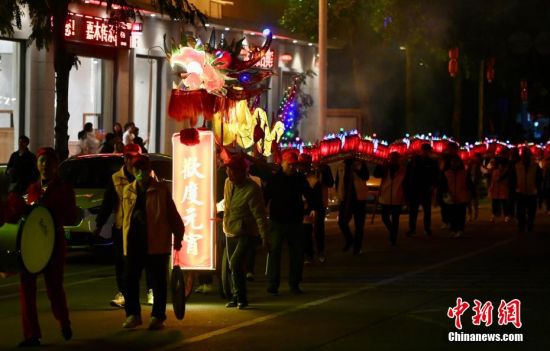 图为当地民众抬着板凳龙圈灯游街闹元宵。中新社记者 王东明 摄